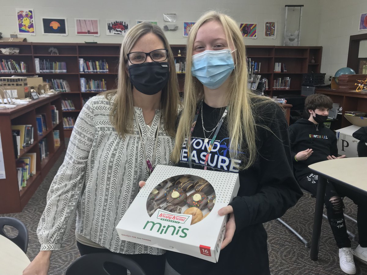LexingtonTwo's tweet image. Doesn&apos;t get much better than a visit from @AlgebraNationSC  -- except when it includes donuts! @BCAABulldogs student Sara Hoskins won a donut party as part of the #MathNation &quot;Test Yourself&quot; Challenge. Donuts + Math Games = AWESOME!  @CityofCayce
@loveSCschools #WeAreLex2