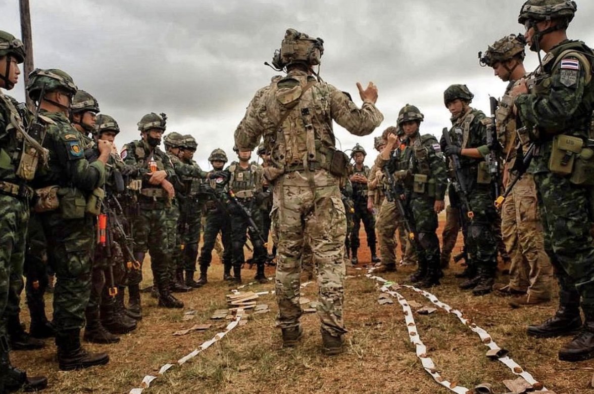SOFWERX's tweet image. Green Berets from #1SFG  conduct rehearsals for a mission alongside Thai Royal Army partners.

Repost GoArmySOF 

#SpecialOperationsForces #SpecialForces #SpecialOps #SpecialOperations #SOF #GreenBeret #GreenBerets #goArmySOF #ArmyStrong #USArmy #Missiontraining
