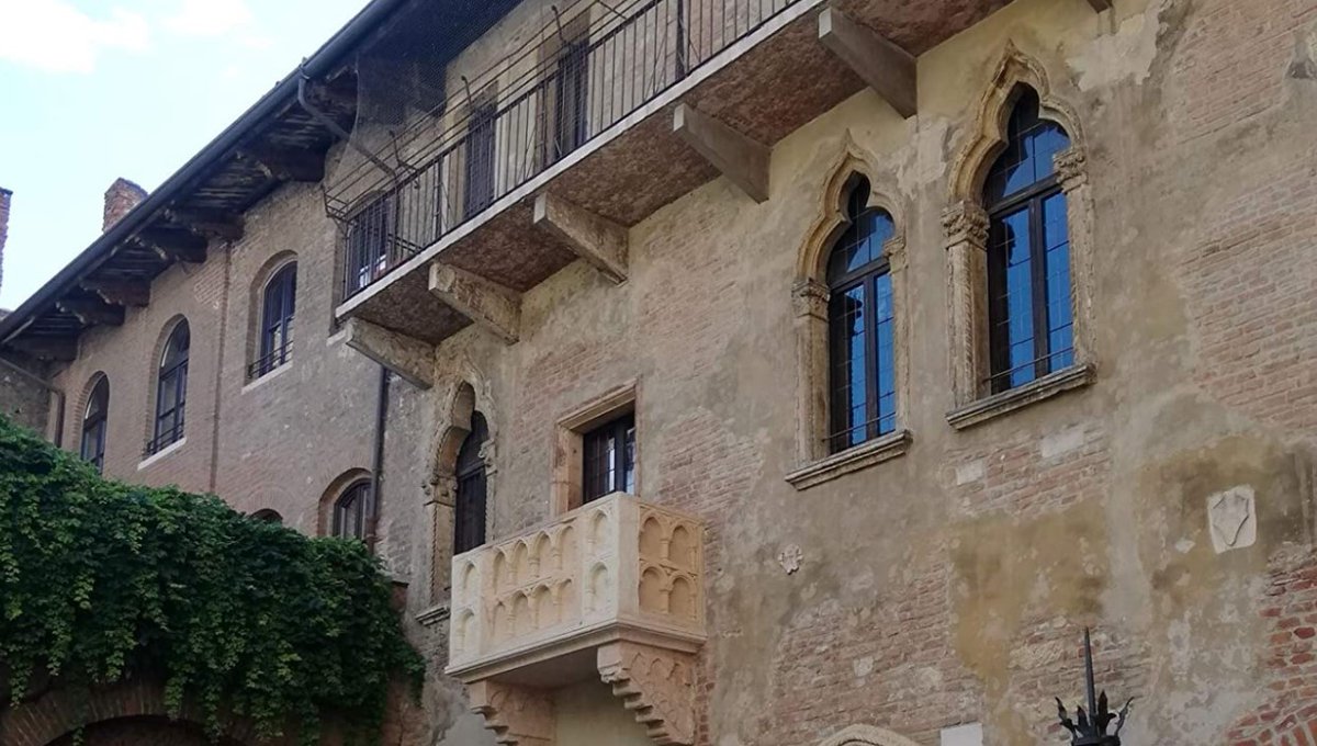 amazon_explore's tweet photo. Ever wanted to stroll the streets of Verona like Romeo &amp; Juliet? Join our live, in-person guide to see iconic spots in Shakespeare's famous city of love!⁠

😍 Join our Valentine Experiences

(Discount applied at checkout 😊)⁠
⁠
#valentines #travelgram

https://t.co/sg3FXtJWfl https://t.co/k4pcMGe9WA