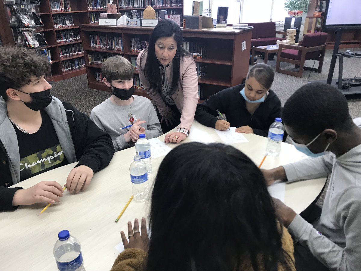 LexingtonTwo's tweet image. Doesn&apos;t get much better than a visit from @AlgebraNationSC  -- except when it includes donuts! @BCAABulldogs student Sara Hoskins won a donut party as part of the #MathNation &quot;Test Yourself&quot; Challenge. Donuts + Math Games = AWESOME!  @CityofCayce
@loveSCschools #WeAreLex2