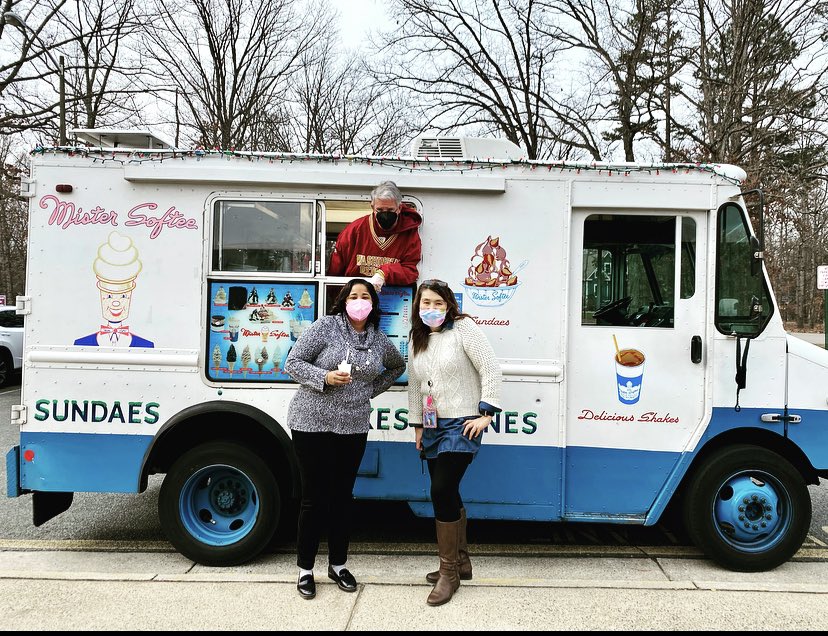 SuzannaKThomas's tweet image. We all scream for ice-cream!  Thankful for a special treat arranged by our Principal, Mrs Chapman!  #mrSoftee #nationalFunDayatWork #wearecrew #RobiousESrocks