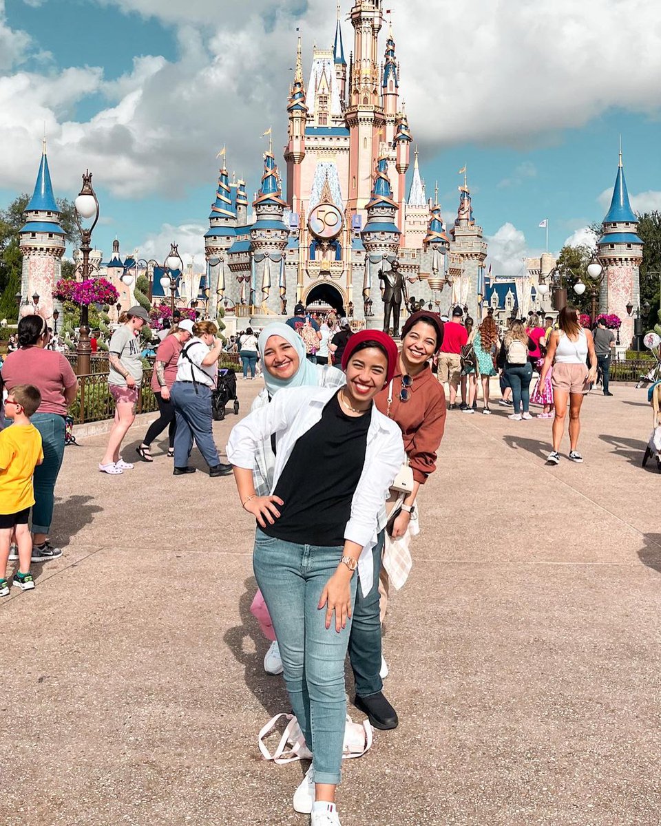 CCIProgram's tweet photo. We're all๐๐๐from the happiest place on earth for #InternationalDayOfHappiness!
๐ธ: CCI participants visit #DisneyWorld with their social hosts.
#CCIProgram #ExchangeOurWorld #HostForAmerica https://t.co/L3Otlq8TLK