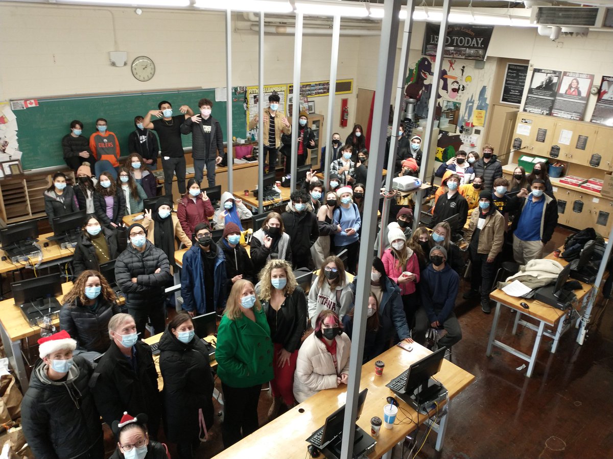 8/ Lastly they found a covid safe way to keep the can drive going. 50 #RebelsareLeaders dropped off &amp; picked up 6000 brown bags to the community. Masked, gloved &amp; frozen they collected 16500 cans for the local food banks.