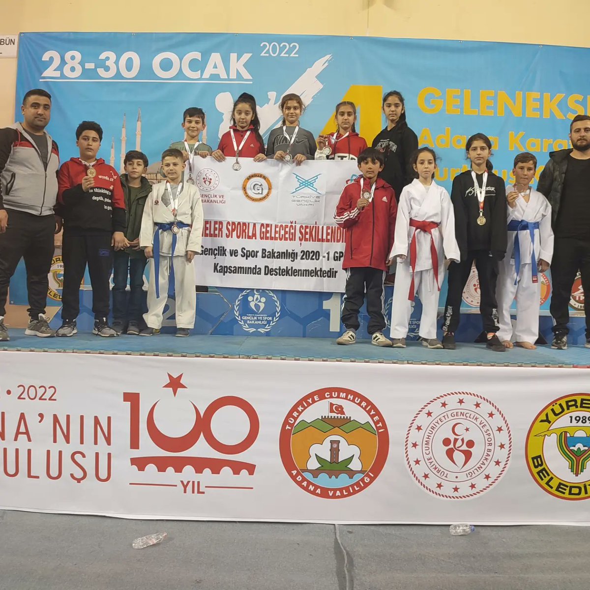 TÜGVA Tarsus olarak anneler sporla geleceği şekillendiriyor projemiz kapsamında karatecilerimiz Adana'da düzenlenen 4. Geleneksel karate turnuvasında ilk gün miniklerimiz kürsüyü boş brakmadi