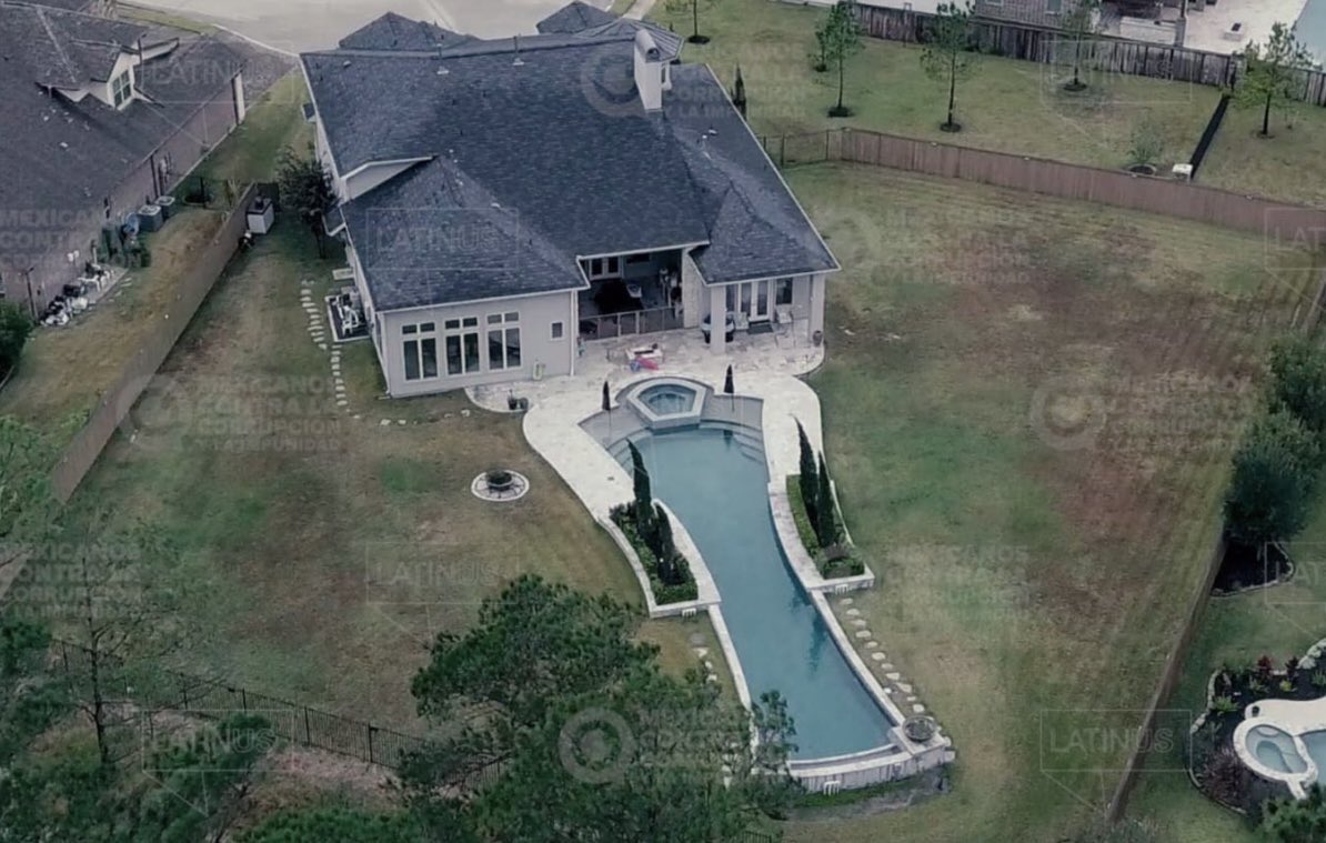 BetosesoF's tweet photo. So, this pig is José Ramón López Beltrán. He’s @lopezobrador_ ‘s oldest son and despite not having a job, he lives like a rich man in the US as you can see.
Where did he get the money from? We’ll never know.
#SocialismKills
#CorruptionInMexico https://t.co/urpA299woU