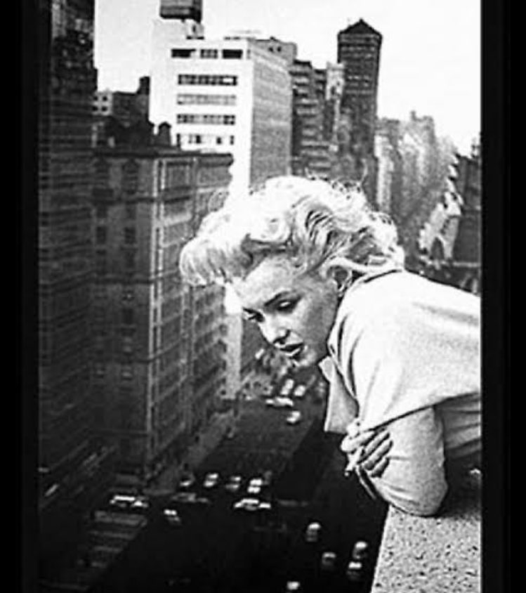 Mesela balkon, o evin bir parçası ama sokakta ve soğukta. kendimi sana başka türlü anlatamıyorum.