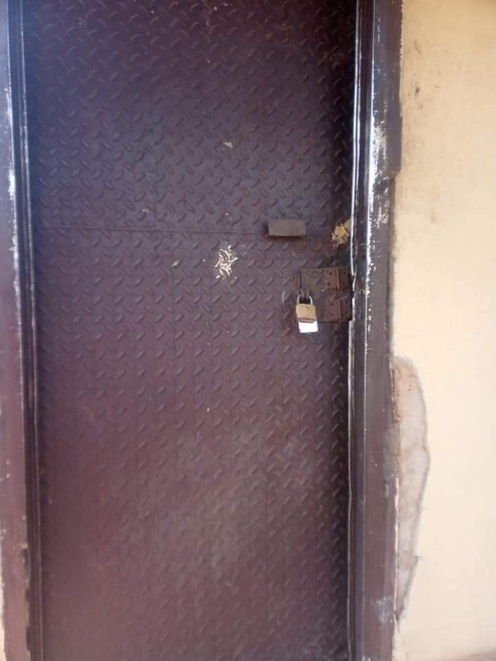 harri_onuoha's tweet photo. Landlord locks NEPA(Power Holding) office in Enugwu-Ukwu, Anambra State for not paying their house rent.

And they are outside collecting Bills.. https://t.co/au3AhU5Bje