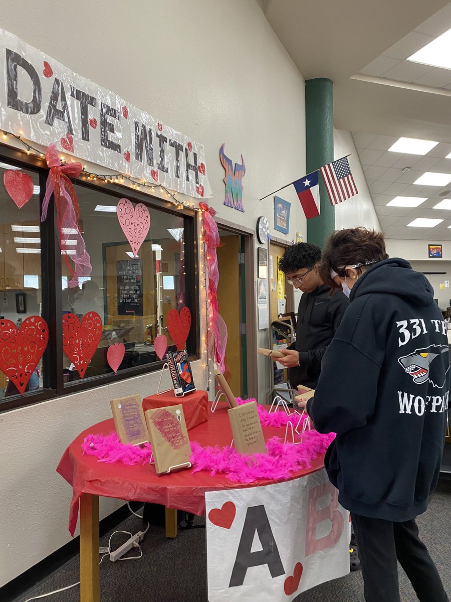 ParklandLibrar1's tweet photo. Happening only  @ThePark let’s go on a date! Yes, Blind Date with a book! Please stop by your PHS library to find out more information. @JSalgado_PHS @phsmats #library  #TheDistrict #YISDREADS https://t.co/auZaOnEDnf
