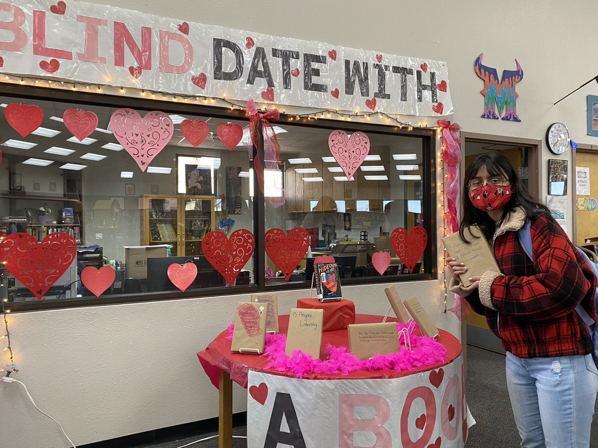 ParklandLibrar1's tweet photo. Happening only  @ThePark let’s go on a date! Yes, Blind Date with a book! Please stop by your PHS library to find out more information. @JSalgado_PHS @phsmats #library  #TheDistrict #YISDREADS https://t.co/auZaOnEDnf