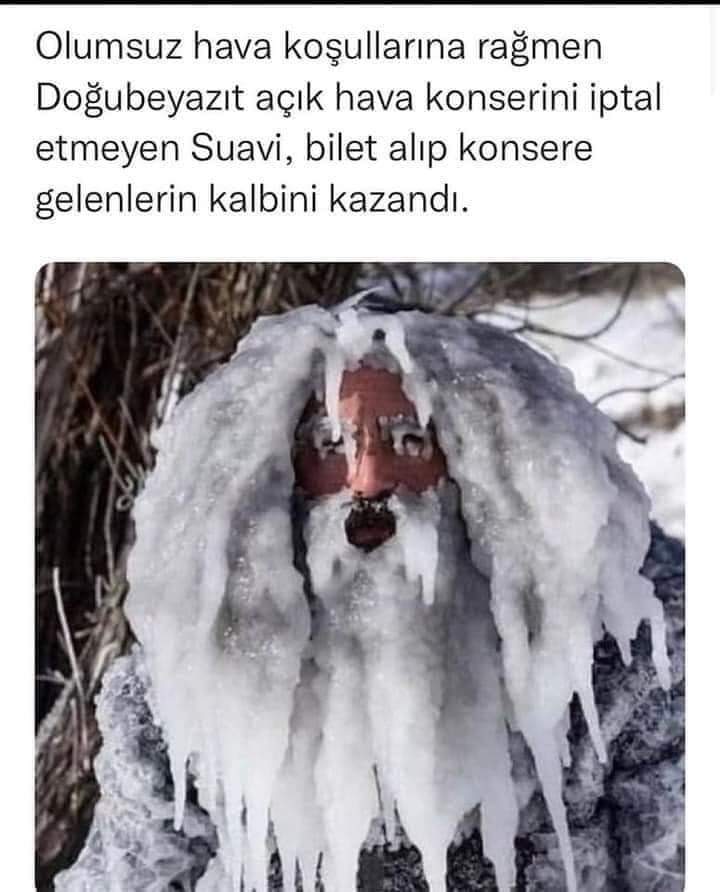 Замерзла перенос. Замерзла перенос. Девушке холодно. Замерзший кот в снегу. Ледяной дождь.