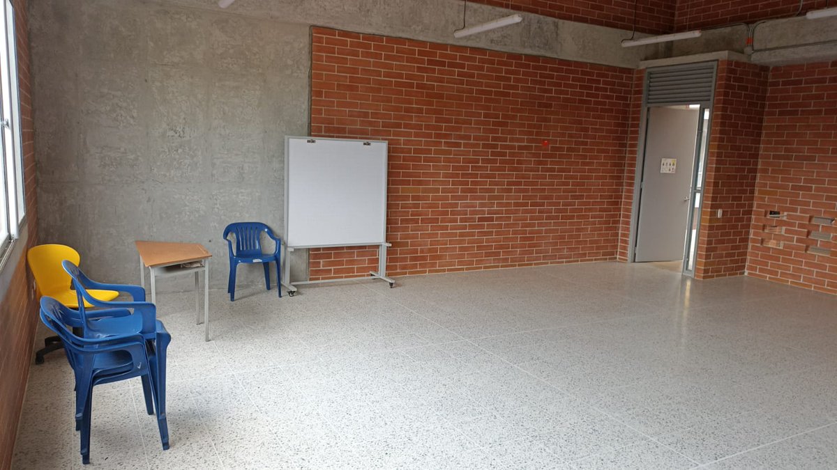 miguep_fecode's tweet photo. Retorno presencial colegio Claretiano Gustavo Parra de Neiva,emblemático por alto nivel académico:sin pupitres,sin restaurante,ni planta docente completa,ni alumbrado público en alrededores.Presencialidad sin restricciones = a sin condiciones previas @VictoriaBxE @constanzaalarc https://t.co/T1L0x3SiSl