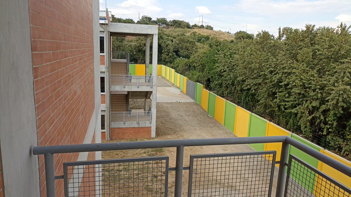 miguep_fecode's tweet photo. Retorno presencial colegio Claretiano Gustavo Parra de Neiva,emblemático por alto nivel académico:sin pupitres,sin restaurante,ni planta docente completa,ni alumbrado público en alrededores.Presencialidad sin restricciones = a sin condiciones previas @VictoriaBxE @constanzaalarc https://t.co/T1L0x3SiSl