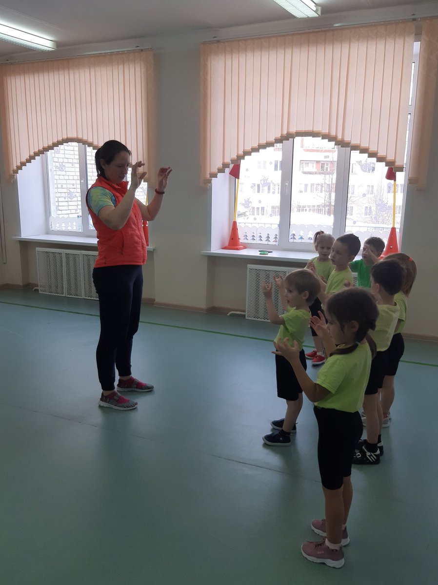 Мы дружные ребята,
Пришли мы в детский сад,
И каждый физкультурой
Заняться очень рад!
Физкультурой мы в саду
Много занимались.
На зарядке по утрам
Крепли, закалялись.
Группа "Почемучки"