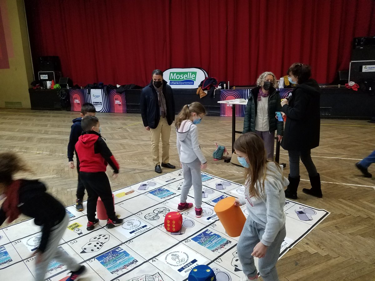 IenNord's tweet photo. #semaine olympique #Metz NORD les classes devant l'expo femmes dans le sport et sur les ateliers #cécifoot #handibasket #ia57 
un vrai moment de partage sportif https://t.co/WfbFCAymwz