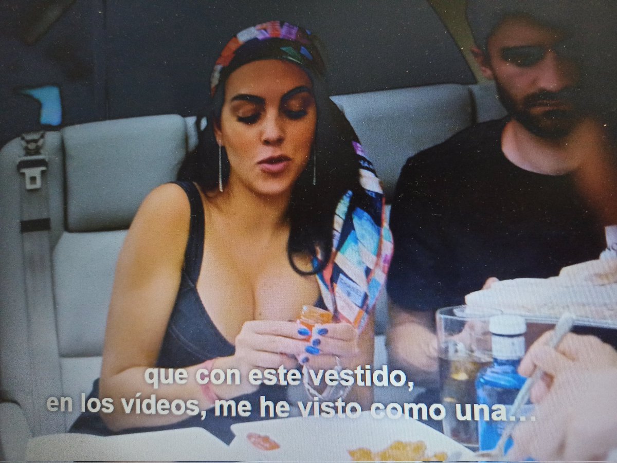 Touche3196's tweet photo. Georgina: bueno, hoy he de decir que con este vestido, en los vídeos, me he visto como una... 
Junior: una reina

Si en el futuro mi hijo no me anima así cuando estoy de bajón, no lo quiero 🥺
#SoyGeorgina https://t.co/FnmEQJYe6b