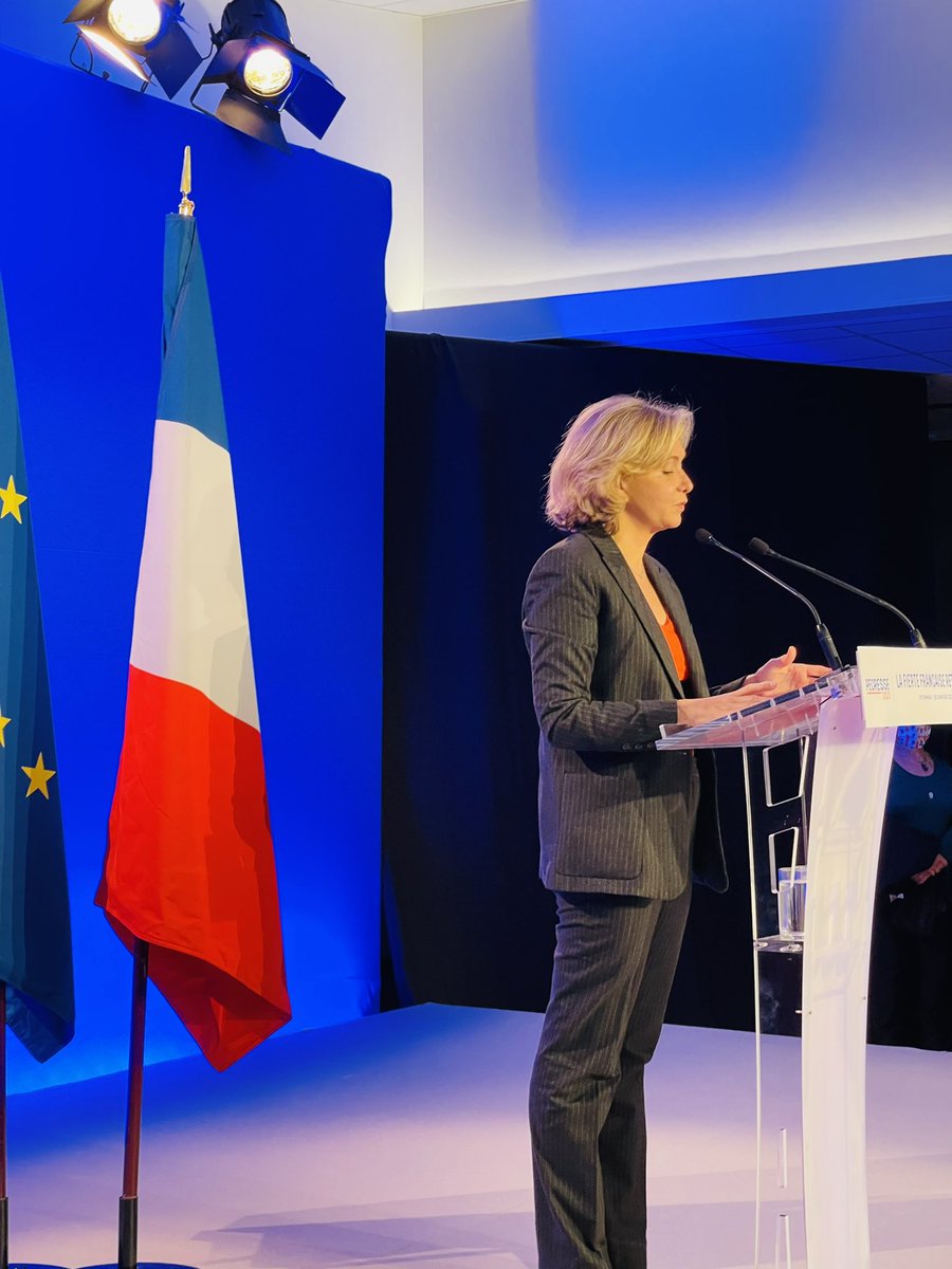 damienabad's tweet photo. Tu as l’audace de Simone Veil, le sérieux de Christine Lagarde et le courage de Joséphine Baker.
Valérie, tu es notre espoir à droite et demain, tu seras notre boussole pour la France.
En avril marquons l’histoire, élisons la première femme Présidente de la République! @vpecresse https://t.co/phfjXQ2sB0