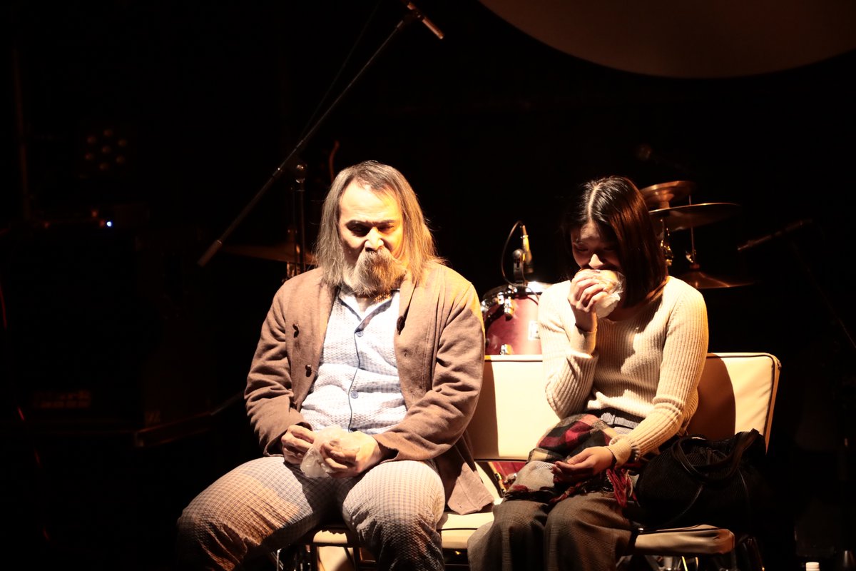 NextPlayFes's tweet photo. 『#NEXTPLAYFESTIVAL』

tiny skunkさんの楽曲
「てのひら」の舞台化に挑戦してくださった出演者の
お二人を当日のお写真とともに改めてご紹介します📸

武田豊役：赤眞秀輝さん（@AkAmA_HiDe)
束原千歌役：土許麻衣さん(@ma0516ta )

新しい「てのひら」の世界を創り上げたお二人に大きな拍手を👏 https://t.co/O00vITyqad