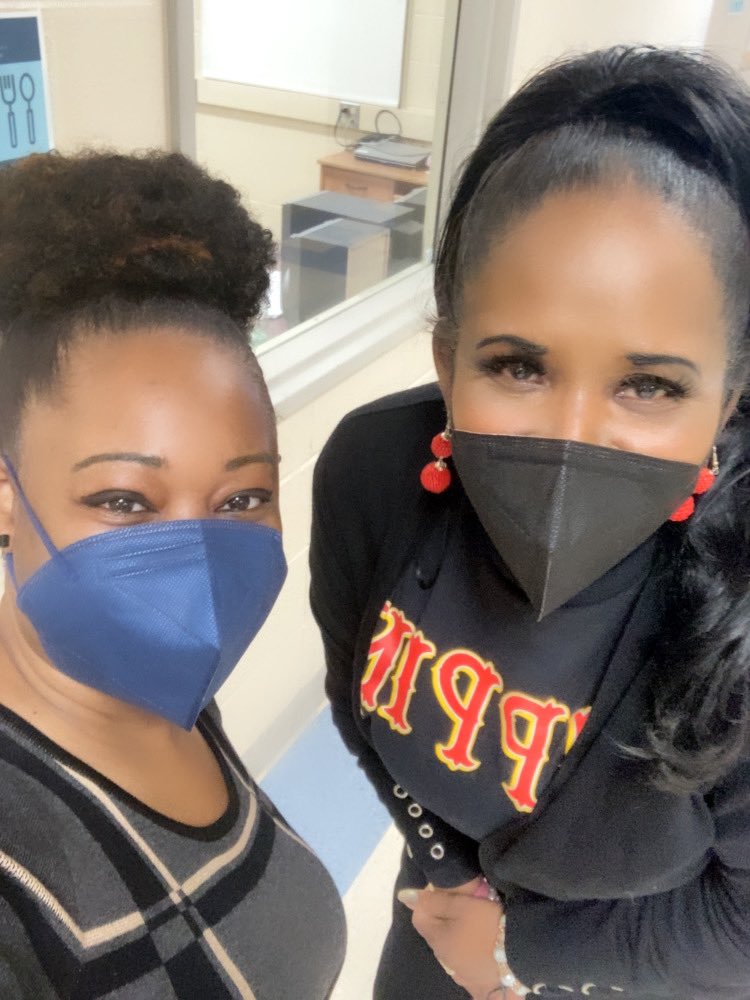 Simsbury High School students staff parents and volunteers are getting ready for tonight’s show Pippin 💕💕