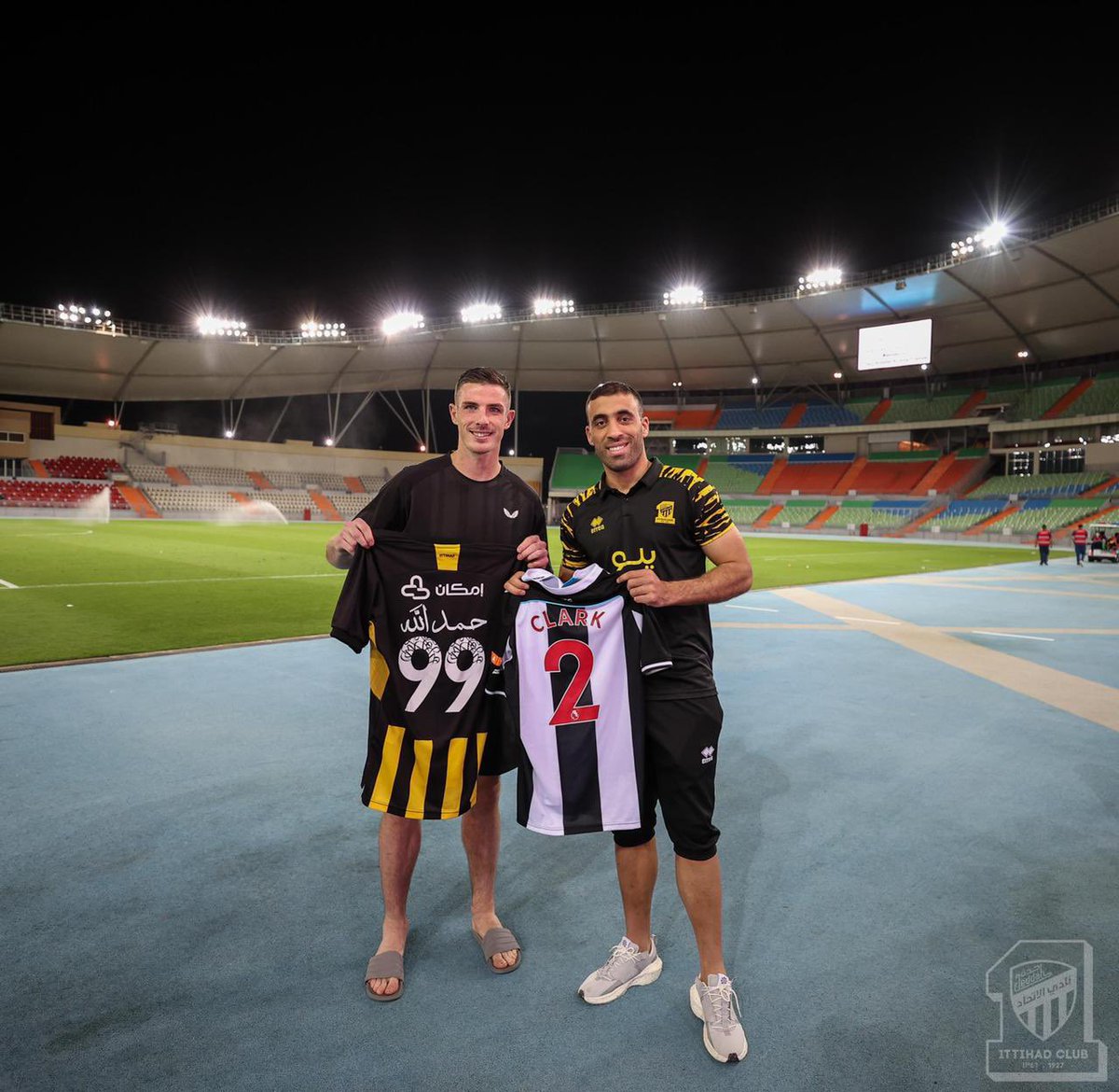 الساطي الخلوق عبدالرزاق حمدالله في لقطة مع لاعب نيوكاسل كلارك بعد سوء الفهم الذي حدث اثناء المباراة الودية .. اخلاق الكبار.
#الاتحاد_نيوكاسل