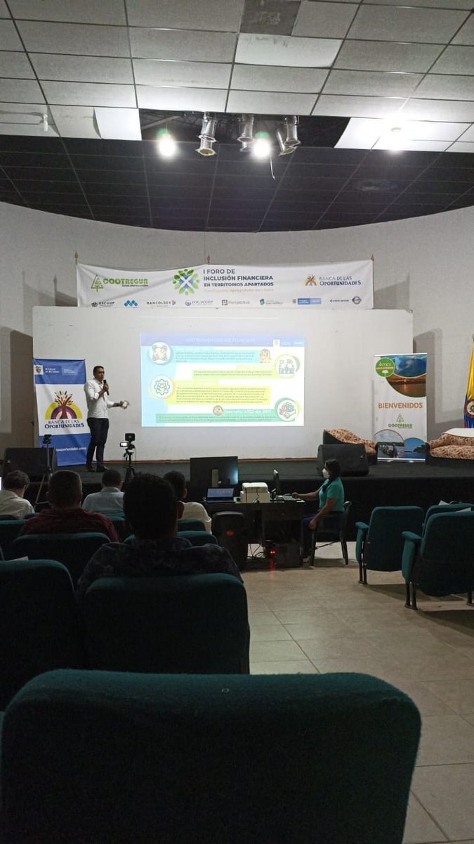 #PrimerForoInclusionFinanciera #AEstaHora tenemos en el escenario el conocimiento del subdirector nacional de la @UaeosCo, Ronald Torres.