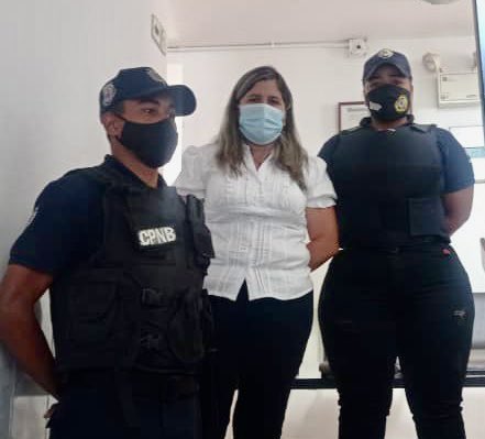 TarekWiliamSaab's tweet photo. 1) #DETENIDA #ahora Alexandra Janett Rodríguez quien siendo Fiscal Auxiliar Súperior d Investigación (Mérida) formó parte d la red d #Corrupción conformada por los ex fiscales Fredy Freites y Yulimar Ureña, -también #Detenidos- al ser grabados solicitando 5.000$ a un ciudadano https://t.co/IArNjmZlAa