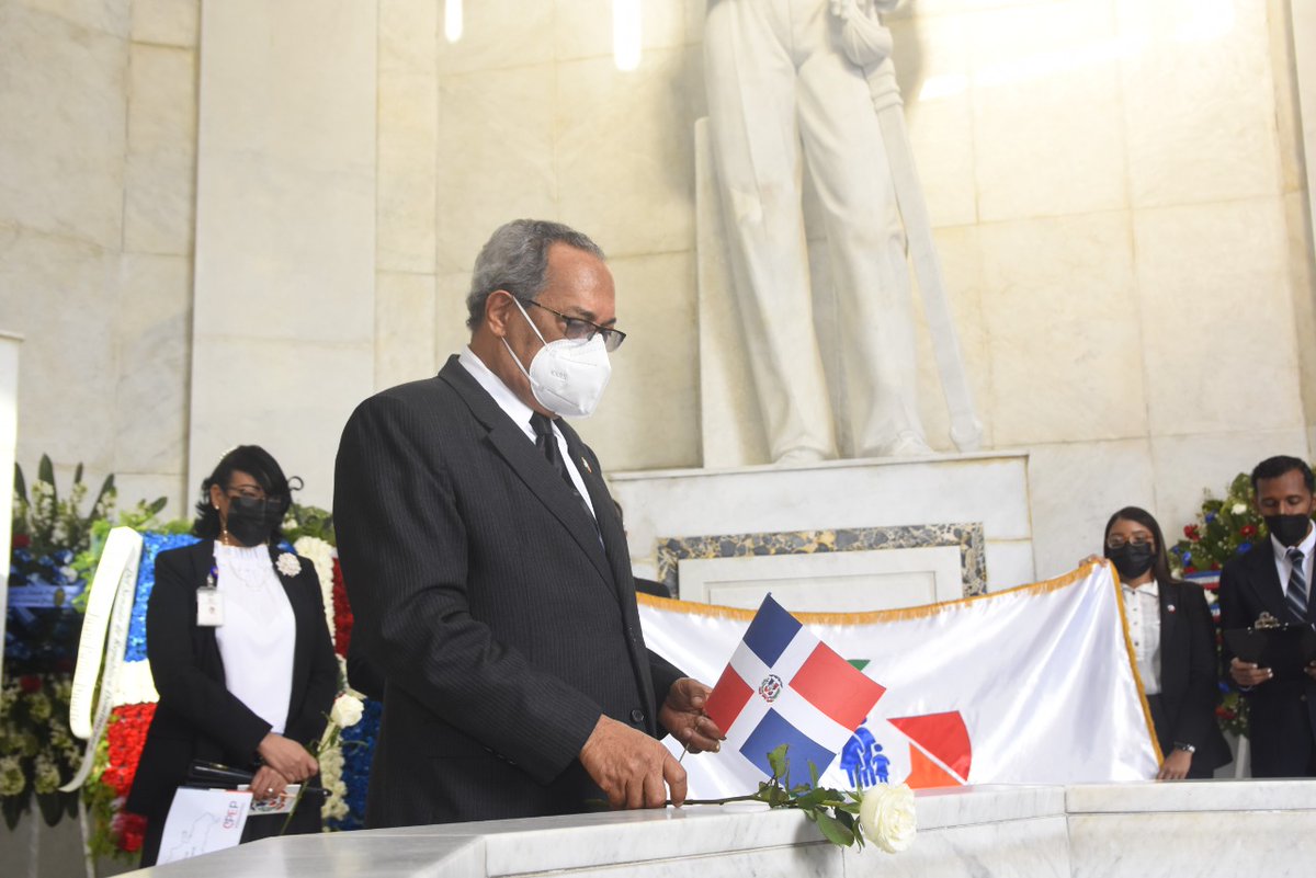 INABIMARD's tweet photo. El Instituto Nacional de Bienestar Magisterial (INABIMA) depositó este viernes una ofrenda floral en el Altar de la Patria, con motivo al Mes de la Patria.

La solemne ceremonia, la cual forma parte de los actos conmemorativos del Mes de la Patria, https://t.co/XzyFu1fgjZ