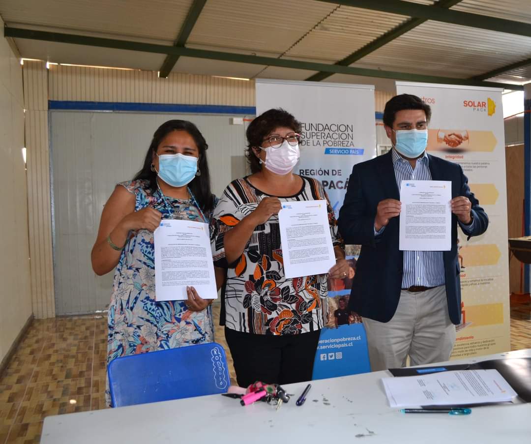 FSP_Tarapaca's tweet photo. Estamos felices de firmar convenio con la Junta de Vecinos N35, Mujeres a Tu Medida y @solarpack, para desarrollar dos proyectos de desarrollo inclusivo con la comunidad de #SantaEmilia en #LaTirana @ServicioPais 
#Tarapaca  #PozoAlmonte #emprendimiento #AlfabetizaciónDigital https://t.co/OpWaA9RMMD