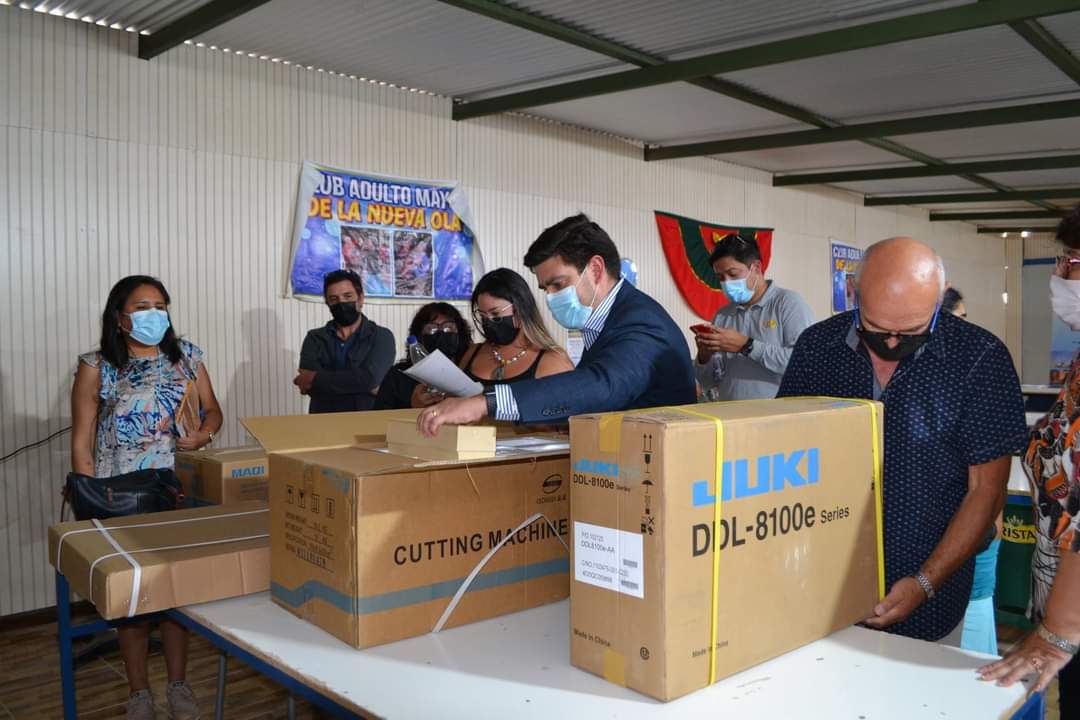 FSP_Tarapaca's tweet photo. Estamos felices de firmar convenio con la Junta de Vecinos N35, Mujeres a Tu Medida y @solarpack, para desarrollar dos proyectos de desarrollo inclusivo con la comunidad de #SantaEmilia en #LaTirana @ServicioPais 
#Tarapaca  #PozoAlmonte #emprendimiento #AlfabetizaciónDigital https://t.co/OpWaA9RMMD