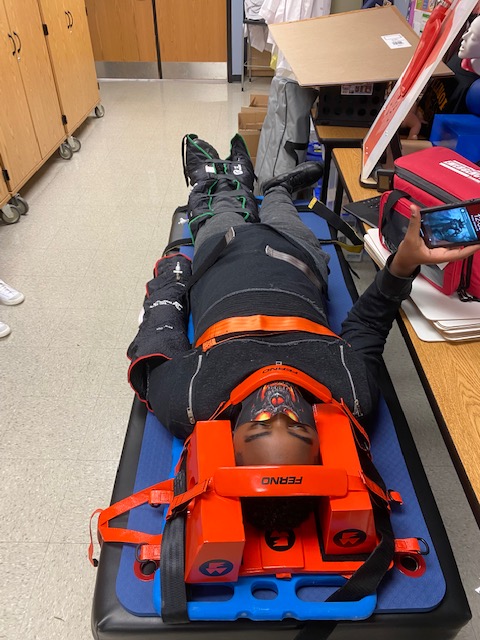 MsG227's tweet photo. Spinal Immobilization and splinting broken bones is how we roll on a Friday.#EMTpractice  #richinstudentsuccess  #rich227 #futurehealthprofessionals https://t.co/4EPWH0Zv7Z
