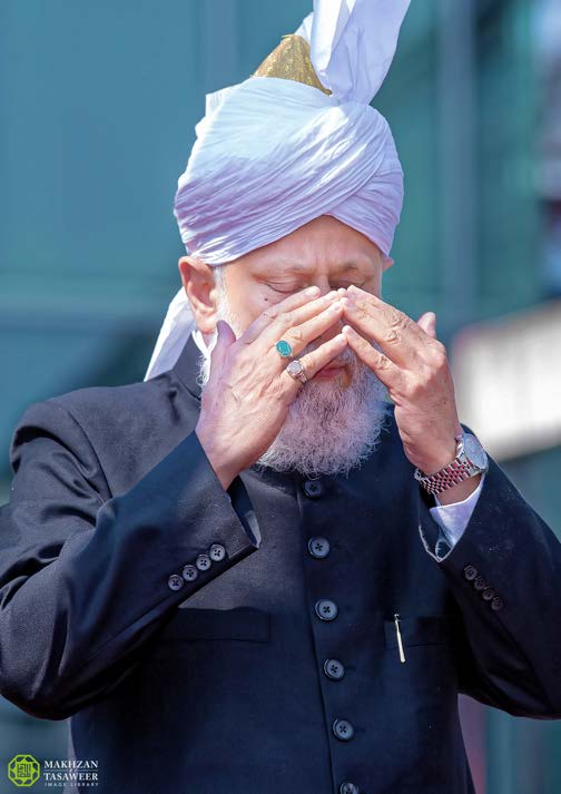 axad_de's tweet photo. “Before sleeping at night, there is no country of the world that I do not visit in my imagination and no Ahmadi for whom I do not pray whilst sleeping and whilst awake.”

~ Hadhrat Mirza Masroor Ahmad (aba).

#AhmadiyyaKhilafat https://t.co/1IHBXUdHmF