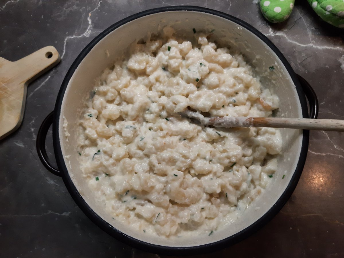 LiskaNaKolejich's tweet photo. Bryndzové halušky opět na scéně😍 #halusky #ozajstne #mnam https://t.co/UpbAhX0hjx
