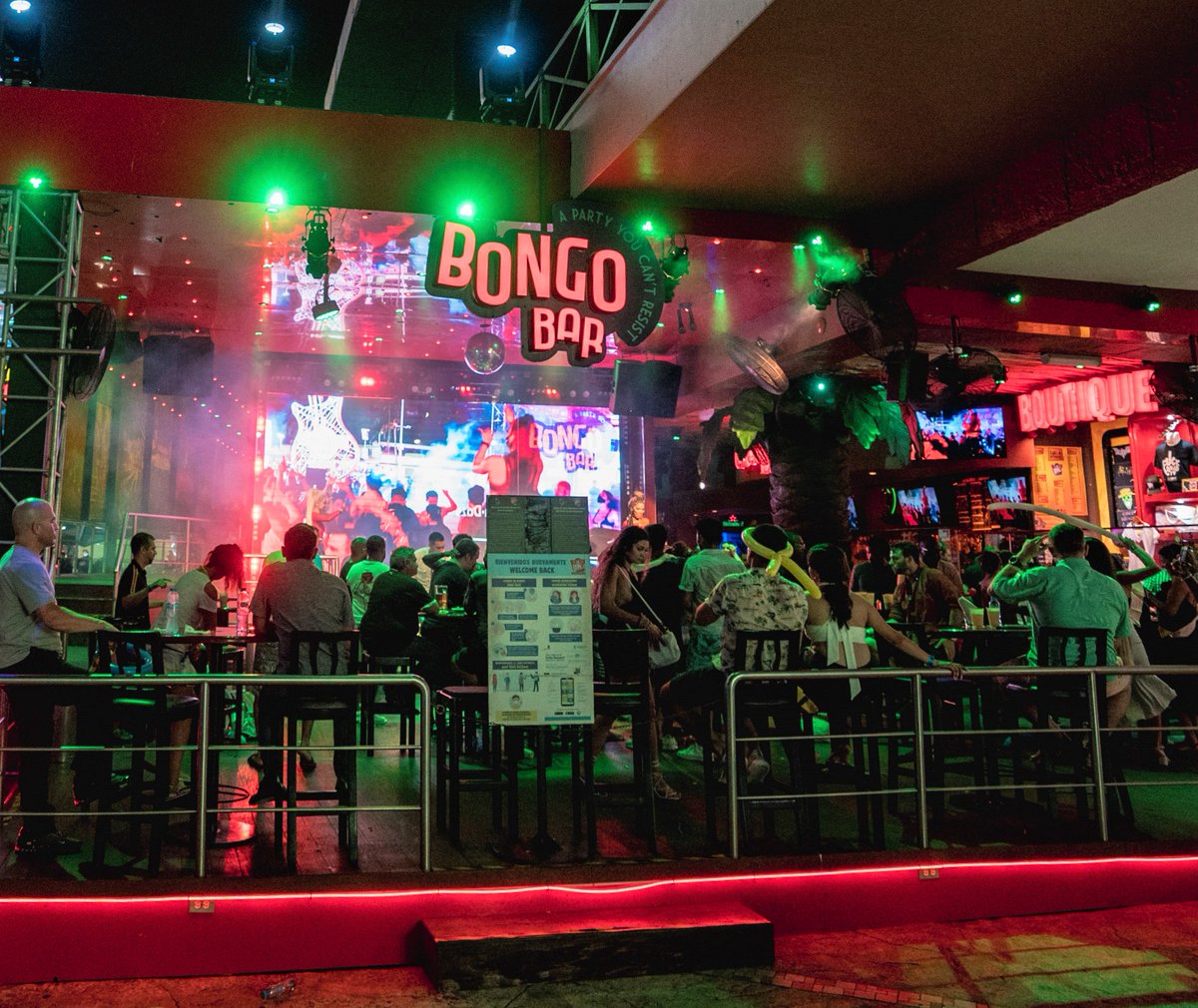 CocoBongoShow's tweet photo. ¿Ya conoces #BongoBar? 🎉💃🏽 ¡Qué empiece la fiesta! 😎  Está ubicado afuera de Coco Bongo #Cancún. Compra tus boletos ahora 👉 https://t.co/qFvBkWdrKF https://t.co/9DRh6ieNOl