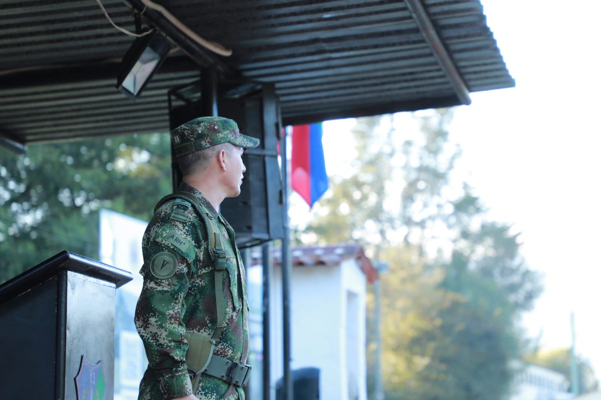 COL_EJERCITO's tweet photo. Nuestro comandante de la #Brigada13, @Ejercito_Div5, saludó hoy a los soldados que se encuentran en entrenamiento en el #BITER13 en donde exhorto a sus hombres a continuar con liderazgo, moral combativa y contundencia operacional en cumplimiento de la misión. 
#PatriaHonorLealtad https://t.co/BkFAPmuAoV