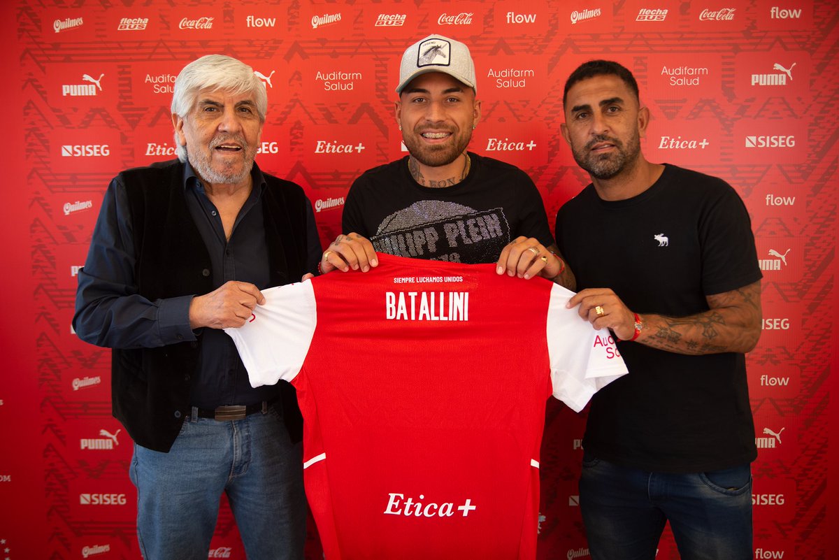 Independiente's tweet photo. ¡Batallini es del Rey de Copas!

@damianbatallini firmó su contrato con #Independiente ✍🏻

Estás en casa, Bata ❤️

#TodoRojo 🔴 https://t.co/xiIL3QLfIe