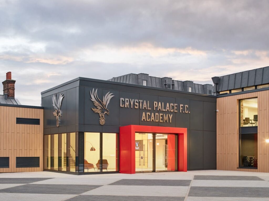 Crystal Palace est devenu le premier club à ouvrir un centre d’accompagnement dédié aux joueurs non-retenus après leur passage dans leur centre de formation.

L’idée est de limiter les risques d’isolement voire de dépression pour les plus fragiles psychologiquement. 👏🏽