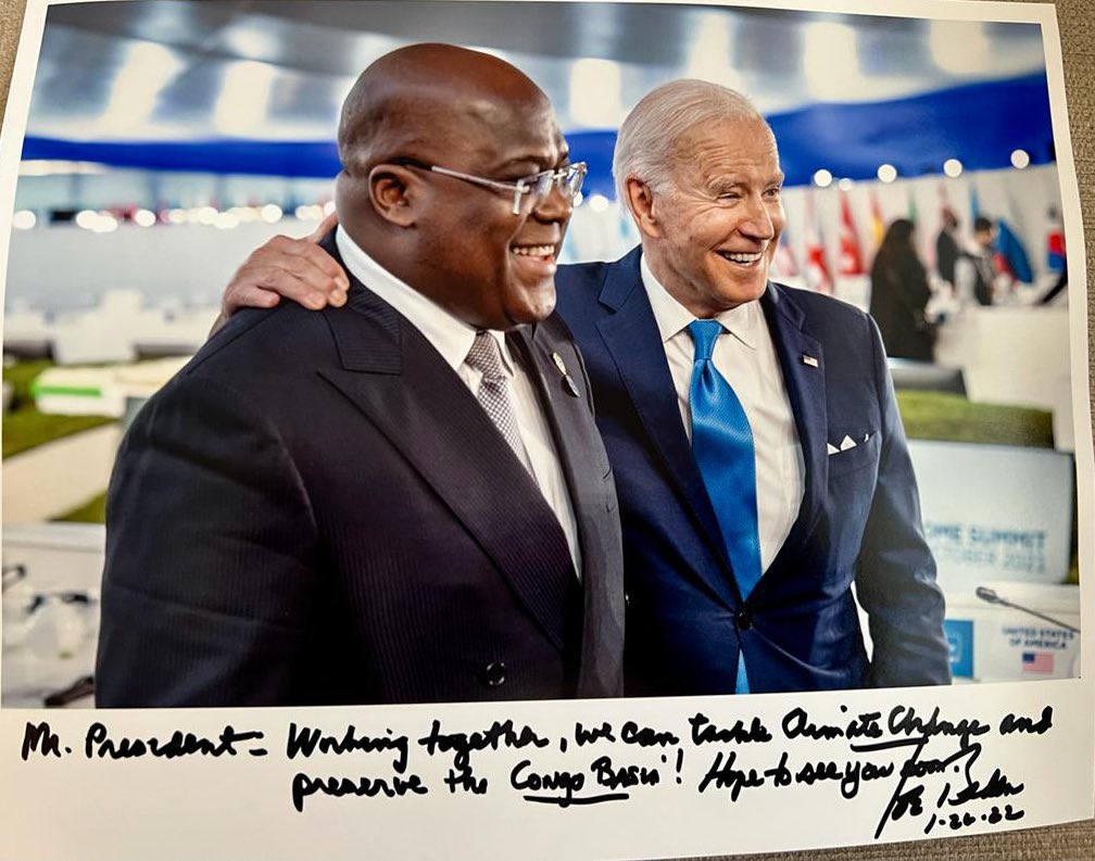 EddyMwela's tweet photo. Quand le Président des États-Unis d'Amérique, @JoeBiden  envoie une photo et un mot gentil à son homologue, Président de la République Démocratique du Congo, @fatshi13 Tweet From @LuvDRC https://t.co/dxXWCBICej