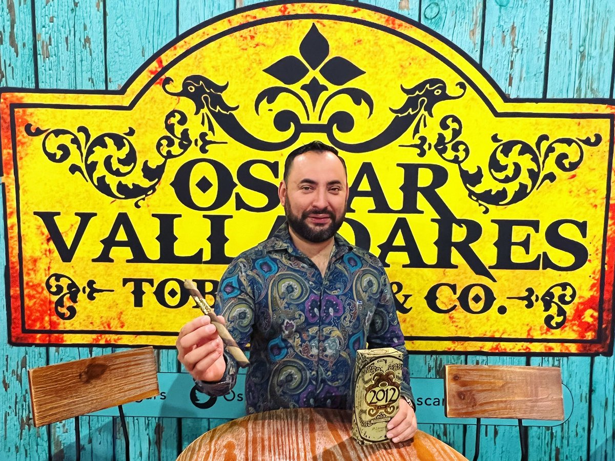 ovcigars's tweet photo. Come have a smoke with us at Booth2001 with Oscar himself and check out our new #2012BarberPole Lancero! @tobaccoplusexpo https://t.co/3KbTjMKzr5