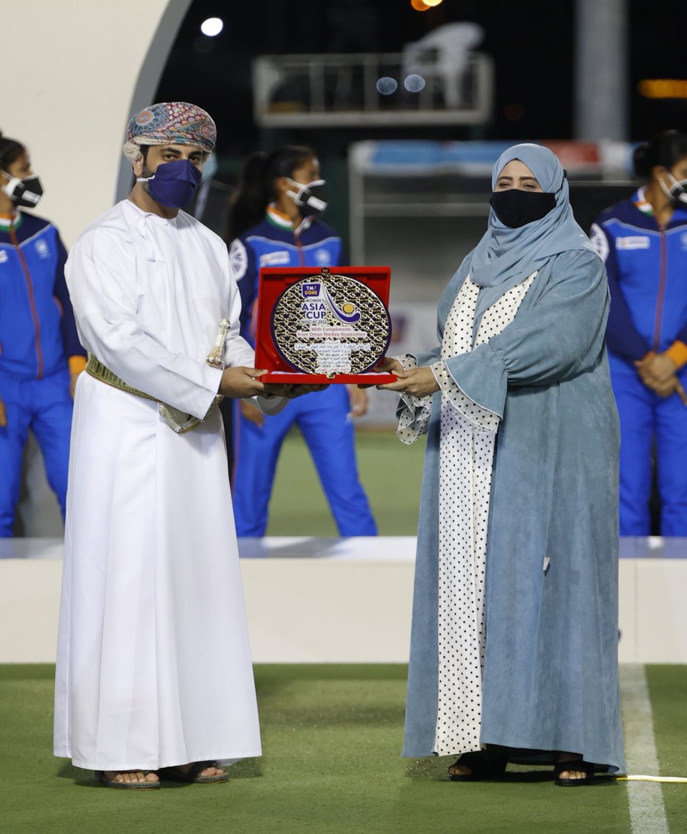 HockeyOmanOffic's tweet photo. الهدية التذكارية لراعية حفل ختام بطولة #كأس_آسيا_لهوكي_النساء https://t.co/MQrU0zpNik