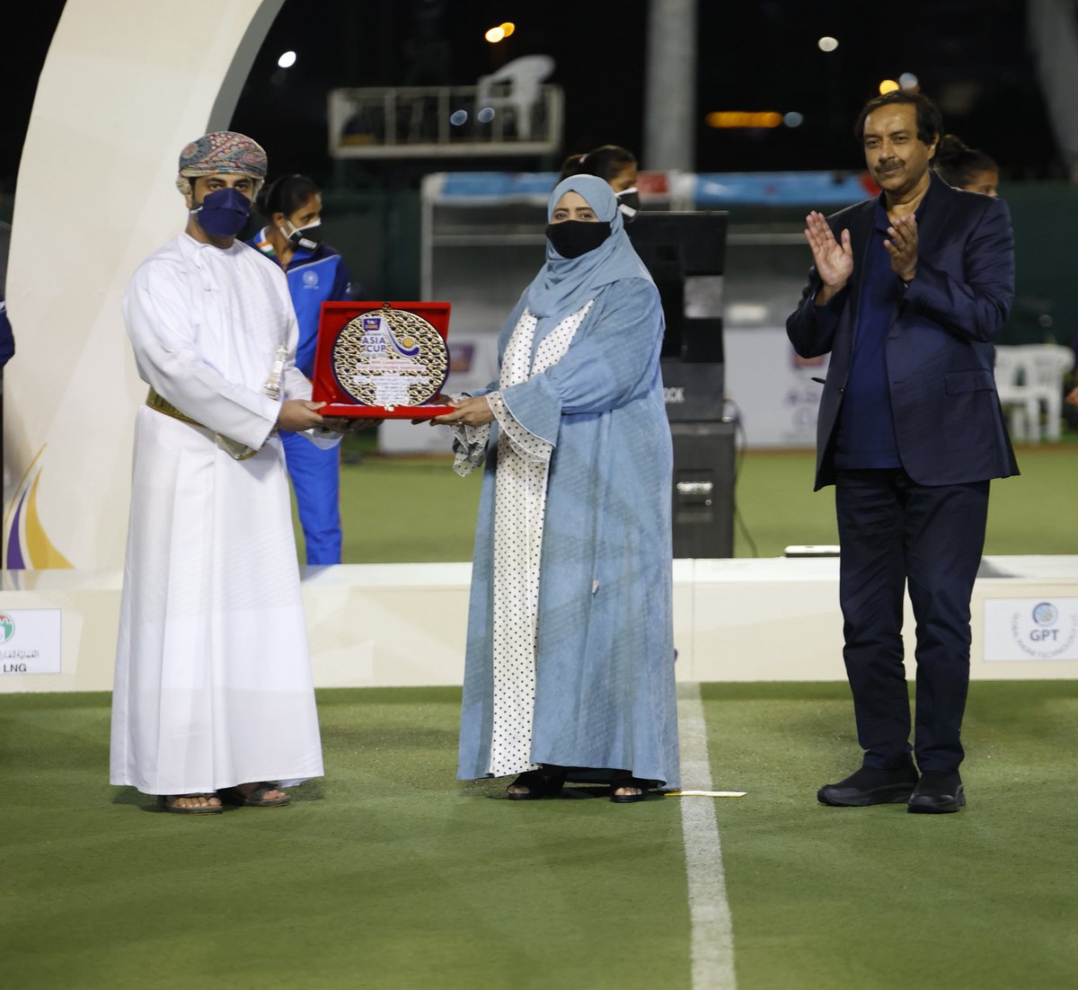 HockeyOmanOffic's tweet photo. الهدية التذكارية لراعية حفل ختام بطولة #كأس_آسيا_لهوكي_النساء https://t.co/MQrU0zpNik