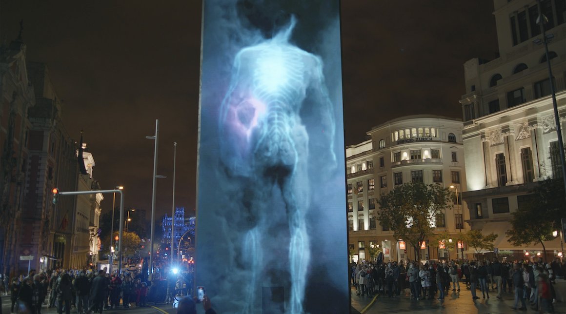 'METAMORPH - PORTAL'
Los espectadores se ven inmersos en una atmósfera audiovisual envolvente y magnética, sumergidos en una niebla que sale del interior de la pieza. Para este efecto se usan varias máquinas de humo en su interior. 
<a href="/losromeras/">Romera</a>
<a href="/LaBocinaSonido/">La Bocina</a>
<a href="/otu_oscarteston/">otu_oscarteston</a>