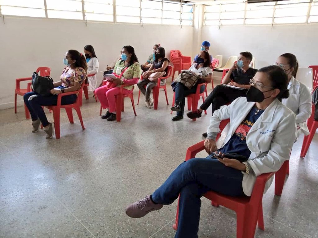 #28Ene ¡Formación y actualización! El equipo de Epidemiologia del municipio Mariño ofrece Taller de Capacitación de Manejo de Dengue y Control de Vectores a médicos de los Consultorios Populares del ASIC Valle Lindo #Aragua #VivaElCineVenezolano
<a href="/NicolasMaduro/">Nicolás Maduro</a> <a href="/SoykarinaCarpio/">Karina Carpio</a>