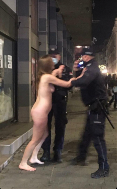 Slike gole žene na ulicama Gole babe