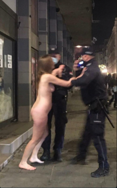 Gole žene na sred ulice