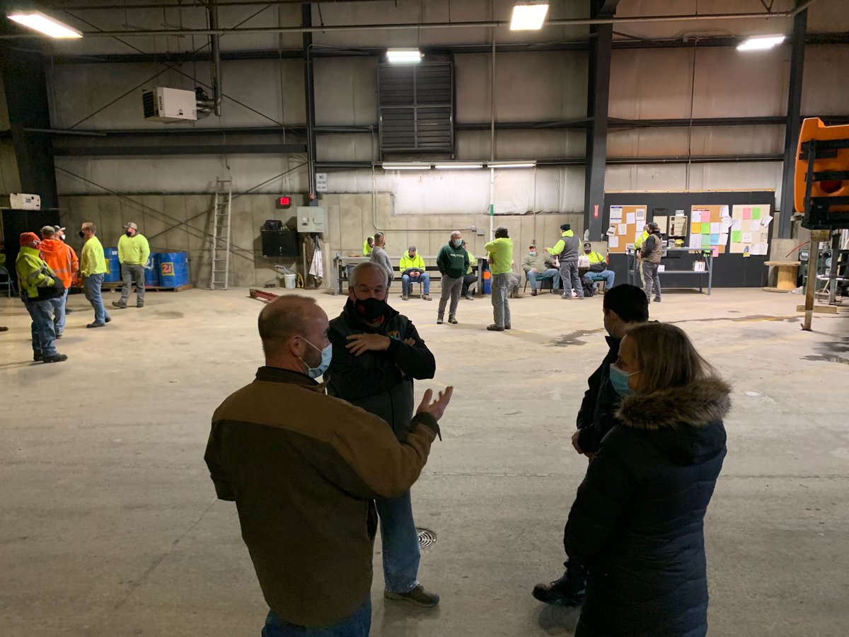 MayorJoyceCraig's tweet photo. We have all hands on deck at DPW for the upcoming storm, and it was my pleasure to stop by today to drop off coffee and donuts to thank them for all their work.
Highway crews will be out all weekend -- so if you're out, make sure to give plows plenty of space. βοΈ https://t.co/MPKYEZdLIM