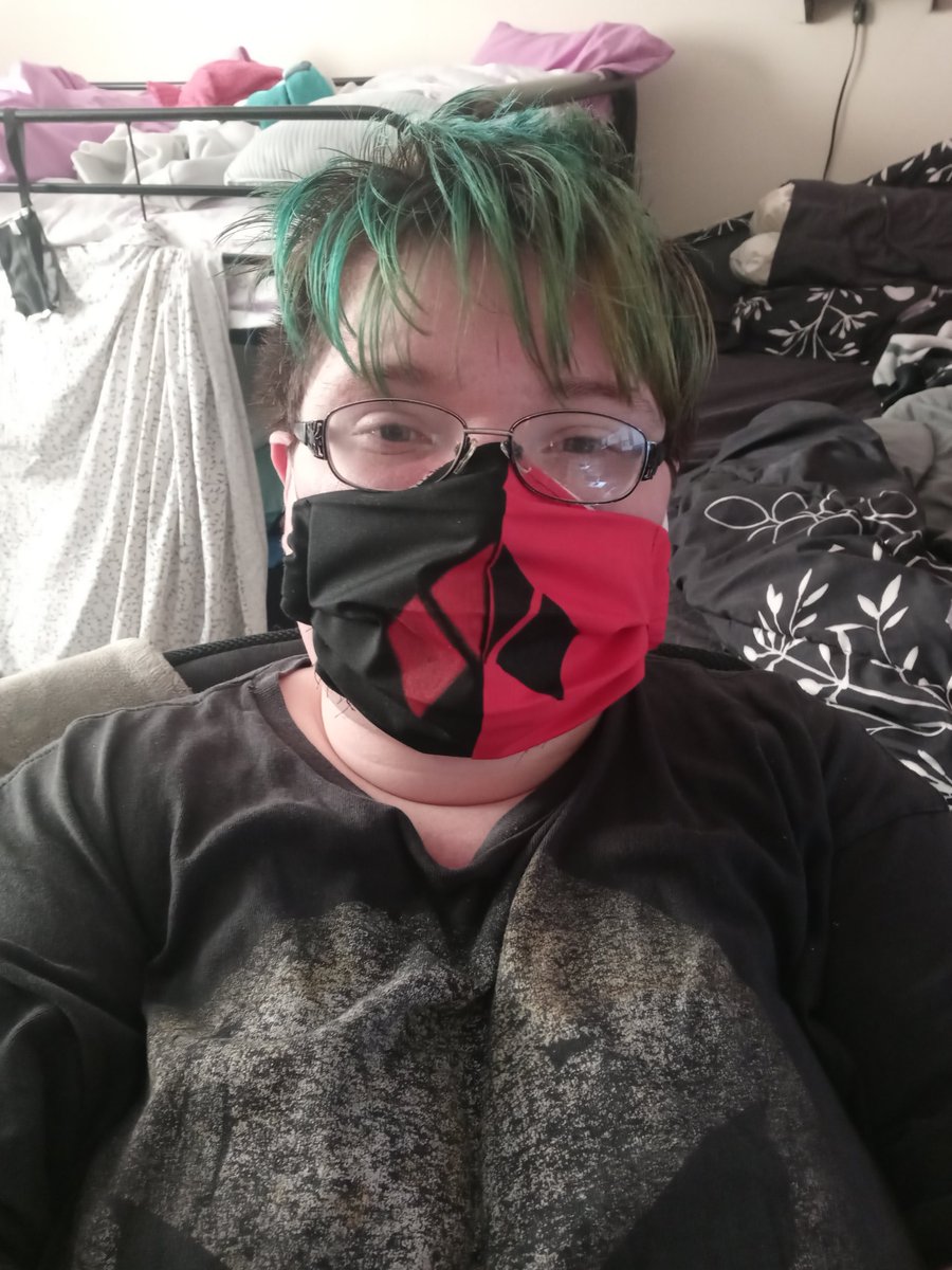 FelixTheAwkward's tweet photo. Made myself a Harley Quinn mask! #handmade #Masks #pandemiclife #selfie #HarleyQuinn https://t.co/jxRqMBWXBS