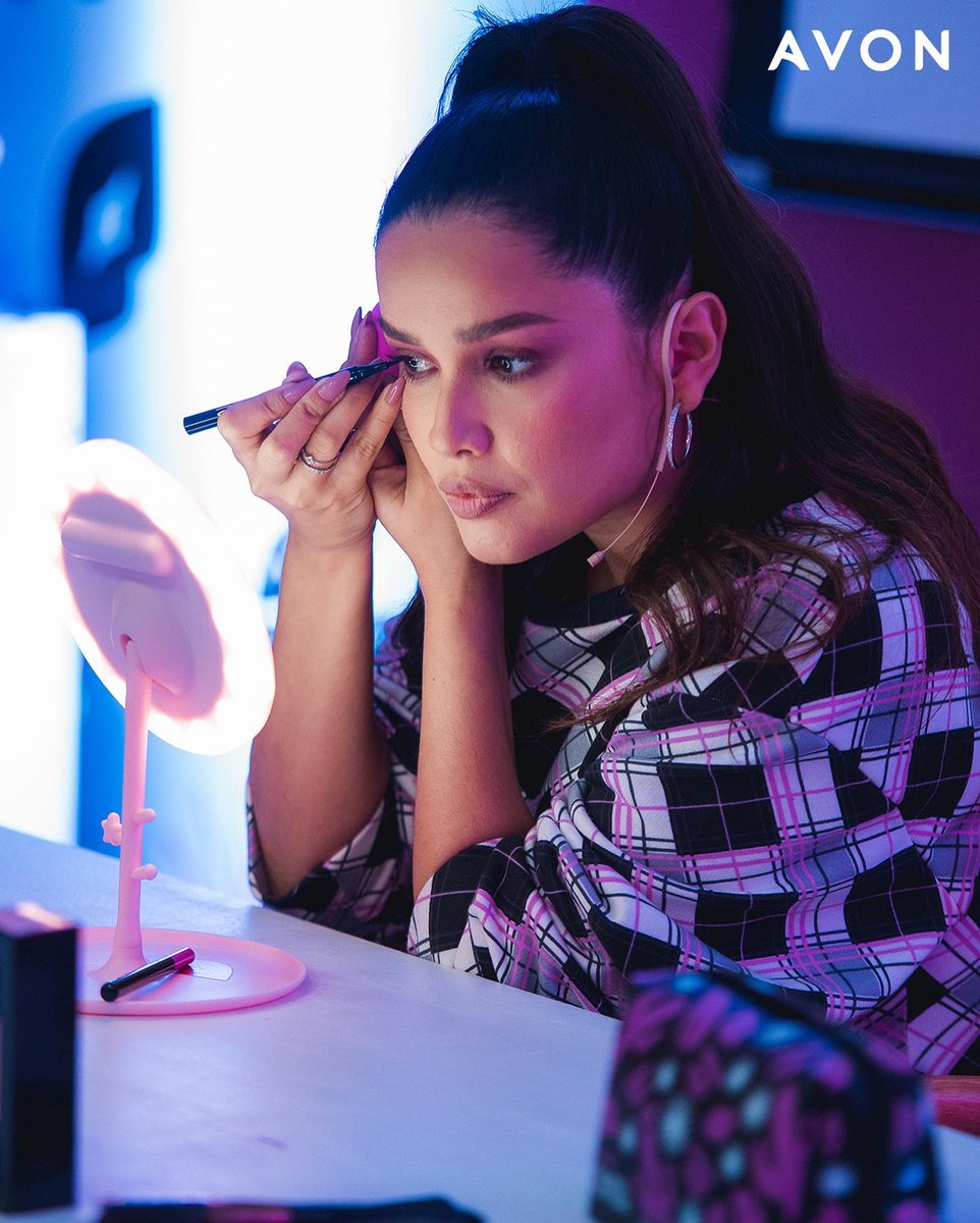 AvonBR's tweet photo. Ontem a Ju visitou a fábrica da Avon e conheceu um pouco mais de como os produtos são feitos! É a realização de um sonho nosso e da @Juliette levar a Coleção Bonita até vocês! 💞#VemBonita https://t.co/cnmJGvKwEb