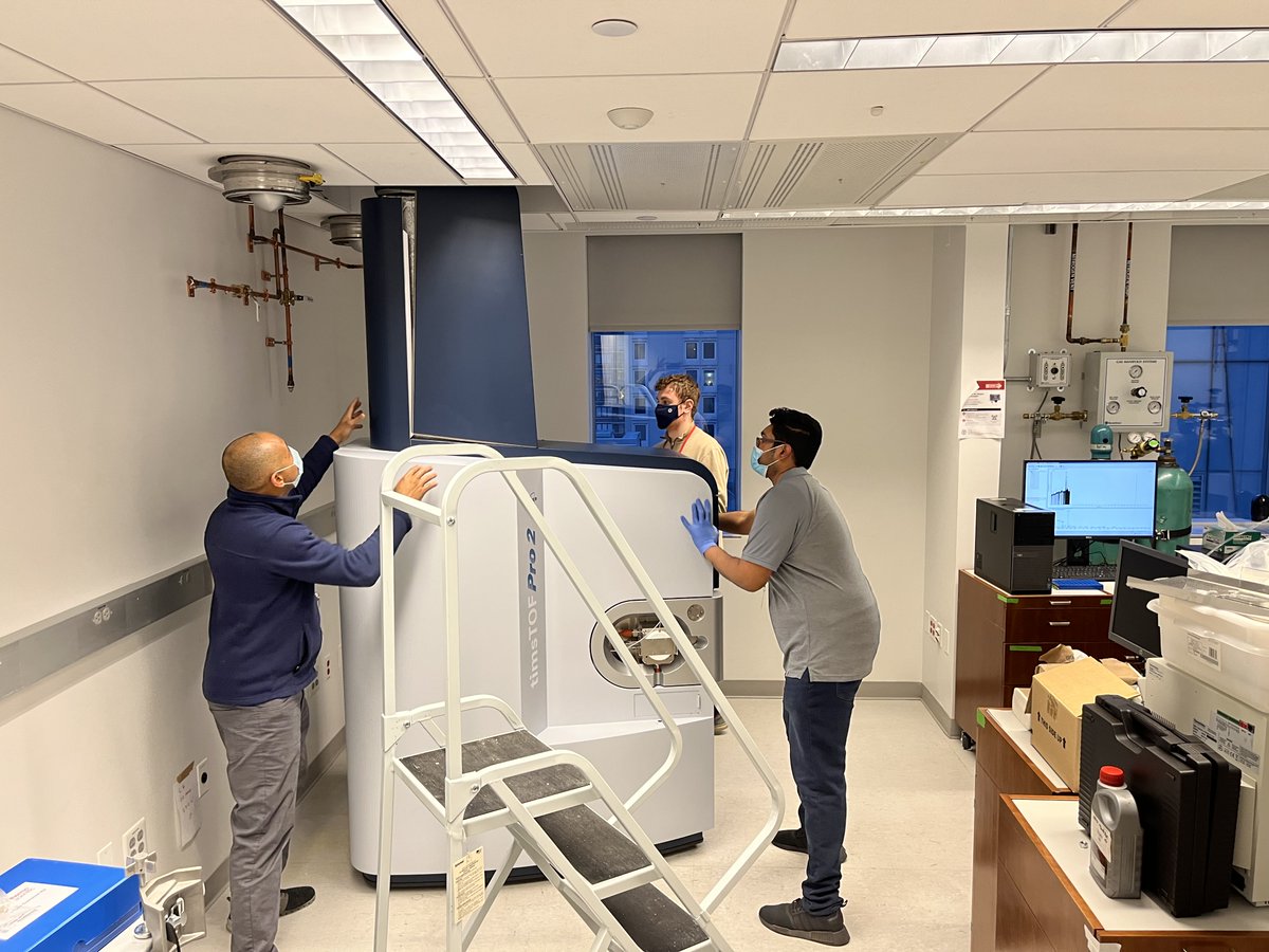 JacobGeri1's tweet image. Our TIMSTof Pro 2 (a cutting edge LCMS for proteomics) is now installed and fully operational! Here is a picture of Alan, the Bruker rep, manuvering it with help from Maxim and Zahir. It extends vertically into the ceiling, as all awesome instruments should.