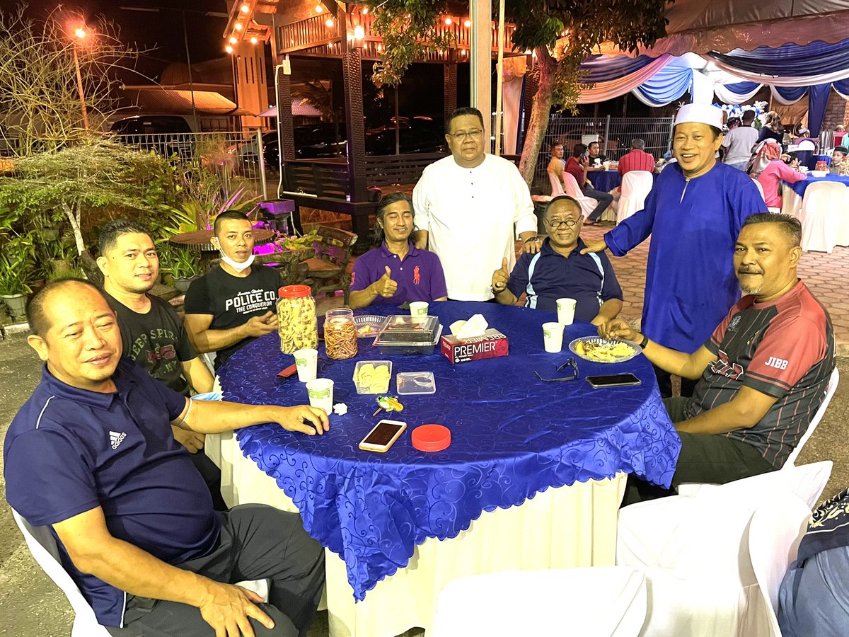 ahmadmaslan's tweet photo. Minum malam
#Rewang kenduri kahwin
Anak sedara Datuk Sumali Reduan
Setiausaha Kerja #UMNO #Malaysia
Di Jln Pt Ismail #Benut #Pontian
Banyak kenduri kahwin hari ini
#Pantun ori utk mereka:
Tersemat di satin biru,
Tangkal kain belacu,
Selamat pengantin baru,
Kekal ke anak cucu. https://t.co/esZkhPskno