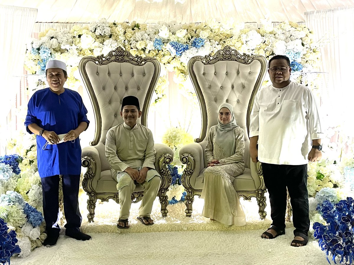 ahmadmaslan's tweet photo. Minum malam
#Rewang kenduri kahwin
Anak sedara Datuk Sumali Reduan
Setiausaha Kerja #UMNO #Malaysia
Di Jln Pt Ismail #Benut #Pontian
Banyak kenduri kahwin hari ini
#Pantun ori utk mereka:
Tersemat di satin biru,
Tangkal kain belacu,
Selamat pengantin baru,
Kekal ke anak cucu. https://t.co/esZkhPskno