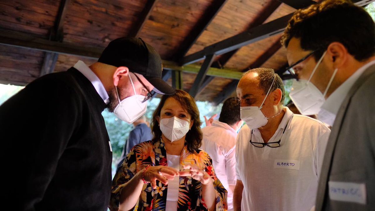 GabrielBoric's tweet photo. Finalizamos un día donde se profundizan los vínculos que deben tener todos los ministerios para trabajar en conjunto durante el próximo gobierno. Dejaremos atrás la individualidad de cada una de las carteras, para dar paso a una labor de equipo, por un Chile mejor! https://t.co/mMP8xWHbRO